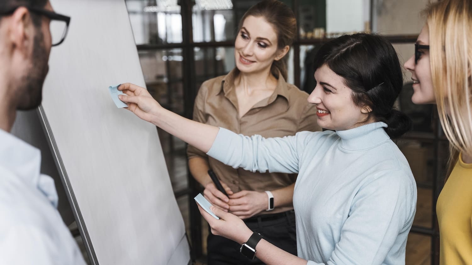 Organisationsentwicklung_HR Team junger Fachkräfte bei der Zusammenarbeit im Workshop – Strategische Planung und Organisationsentwicklung am Whiteboard
