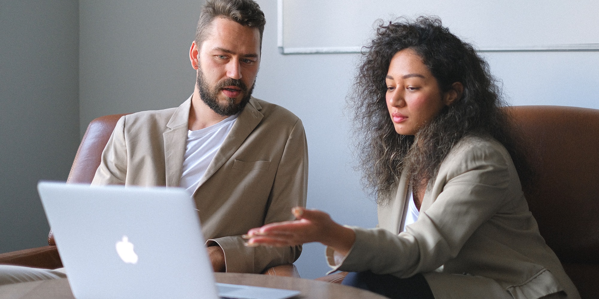 Zurücklehnen mit unserem Guide zur Arbeitszeiterfassung